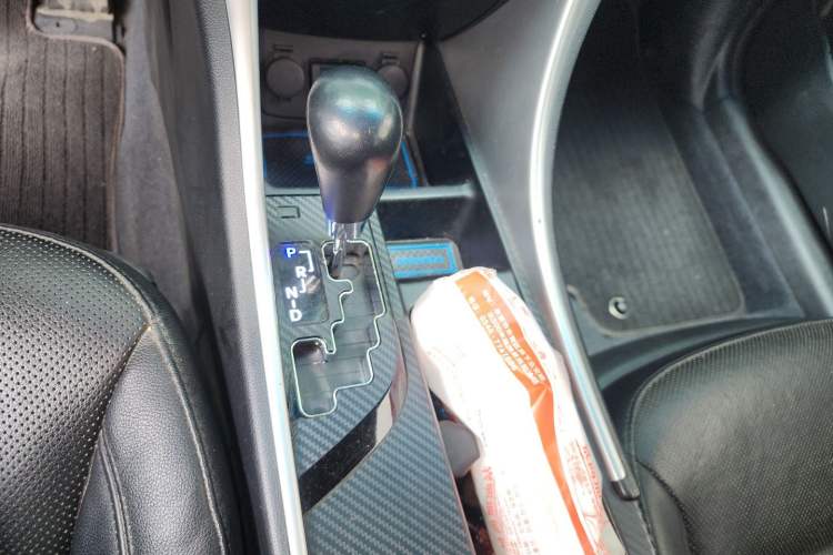 Used Hyundai Sonata 2011 2.0L Automatic Luxury Edition Gear Lever