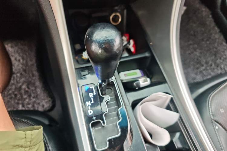 Used Hyundai Sonata 2011 2.0L Automatic Luxury Edition Gear Lever