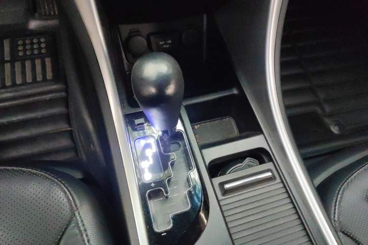 Used Hyundai Sonata 2011 2.0L Automatic Luxury Edition Gear Lever