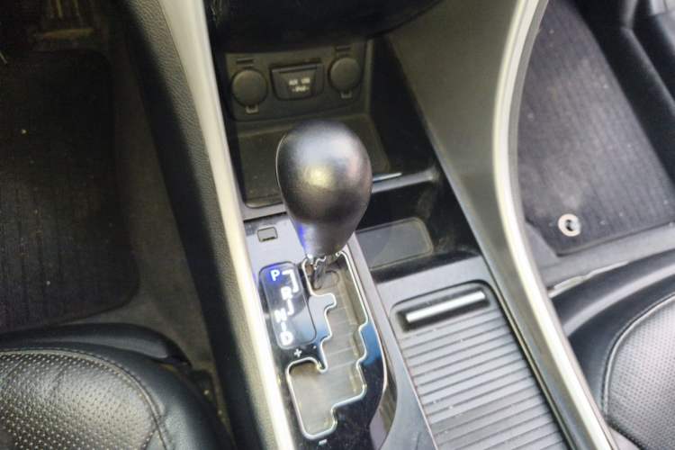 Used Hyundai Sonata 2011 2.0L Automatic Luxury Edition Gear Lever
