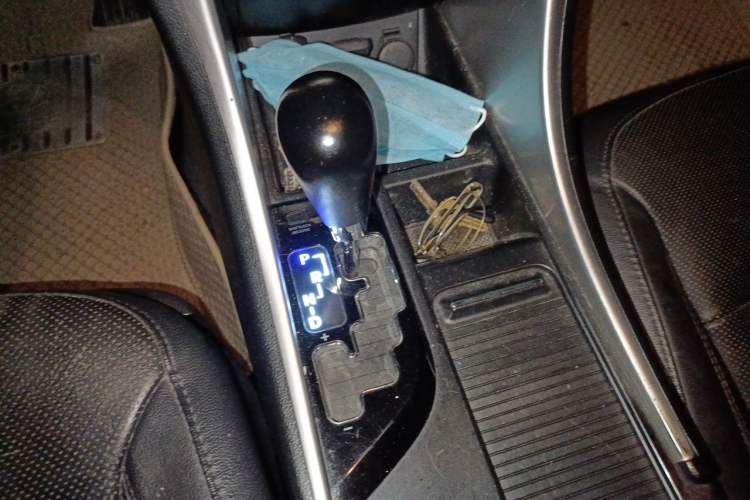 Used Hyundai Sonata 2011 2.0L Automatic Luxury Edition Gear Lever
