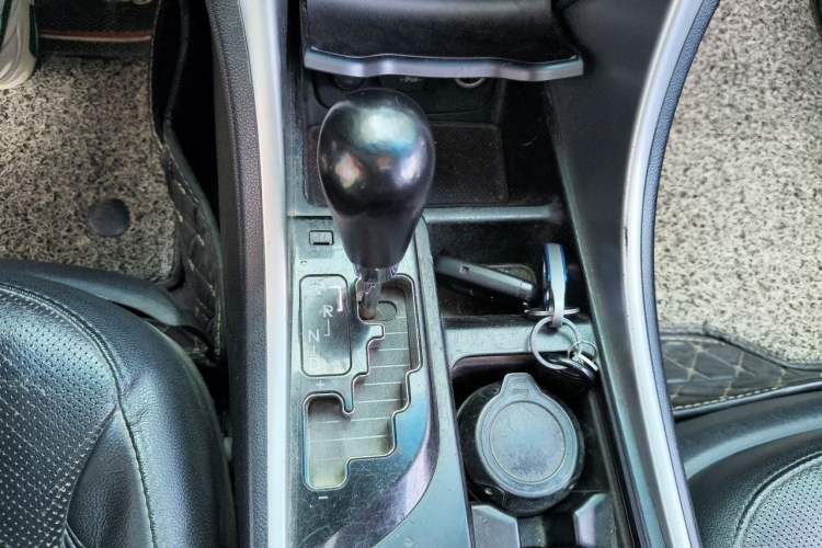 Used Hyundai Sonata 2011 2.0L Automatic Luxury Edition Gear Lever