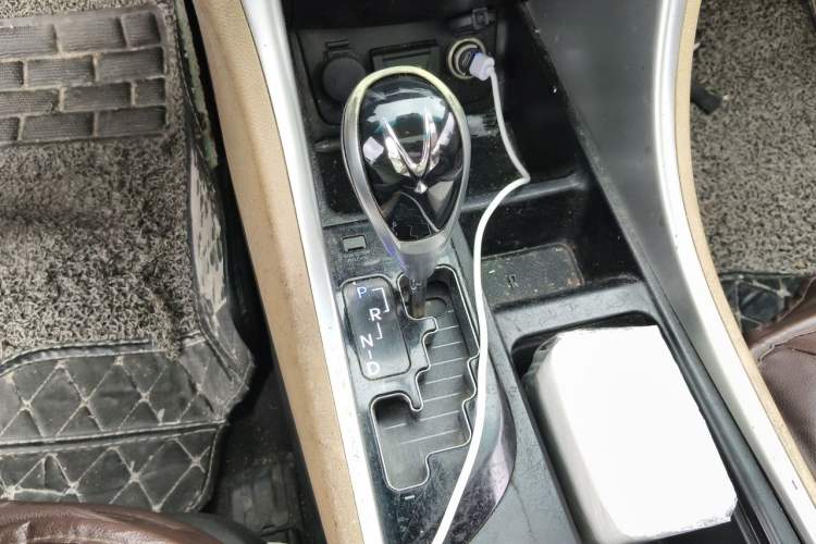 Used Hyundai Sonata 2011 2.0L Automatic Luxury Edition Gear Lever