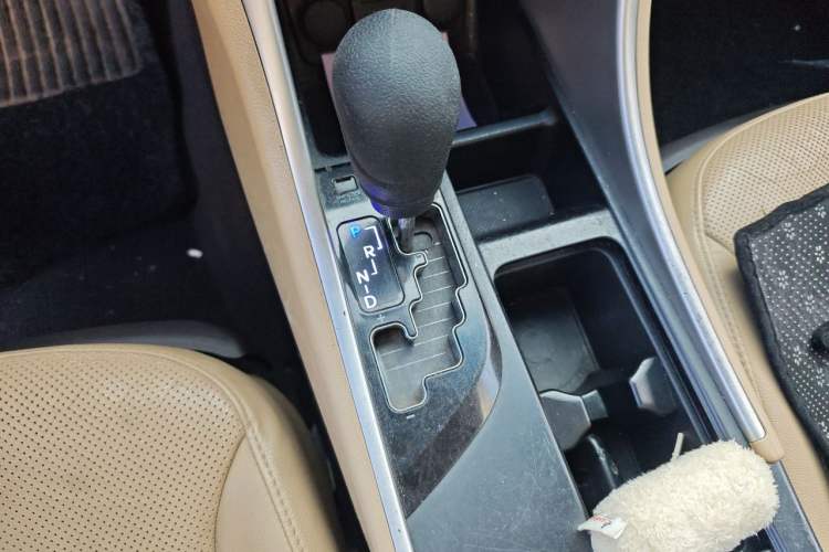 Used Hyundai Sonata 2011 2.0L Automatic Luxury Edition Gear Lever