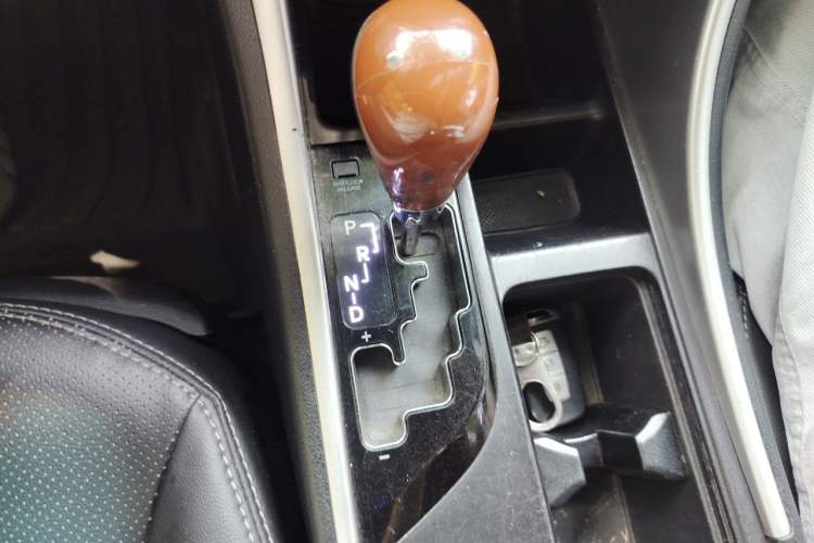 Used Hyundai Sonata 2011 2.0L Automatic Luxury Edition Gear Lever