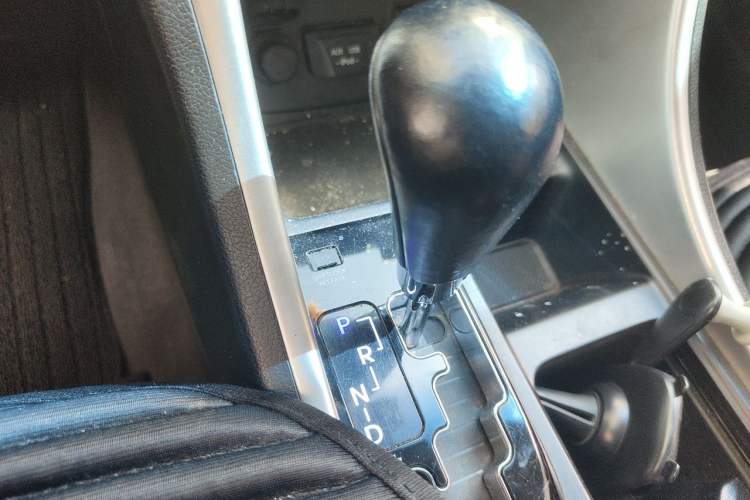 Used Hyundai Sonata 2011 2.0L Automatic Luxury Edition Gear Lever
