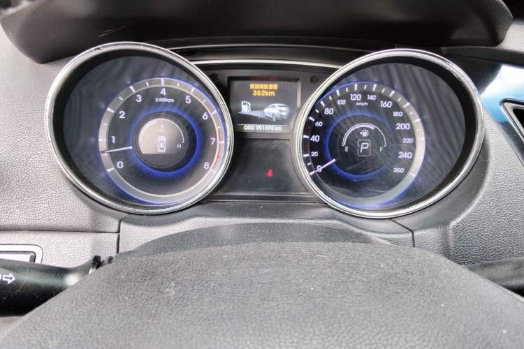 Used Hyundai Sonata 2011 2.0L Automatic Prestige Edition Odometer Close Up