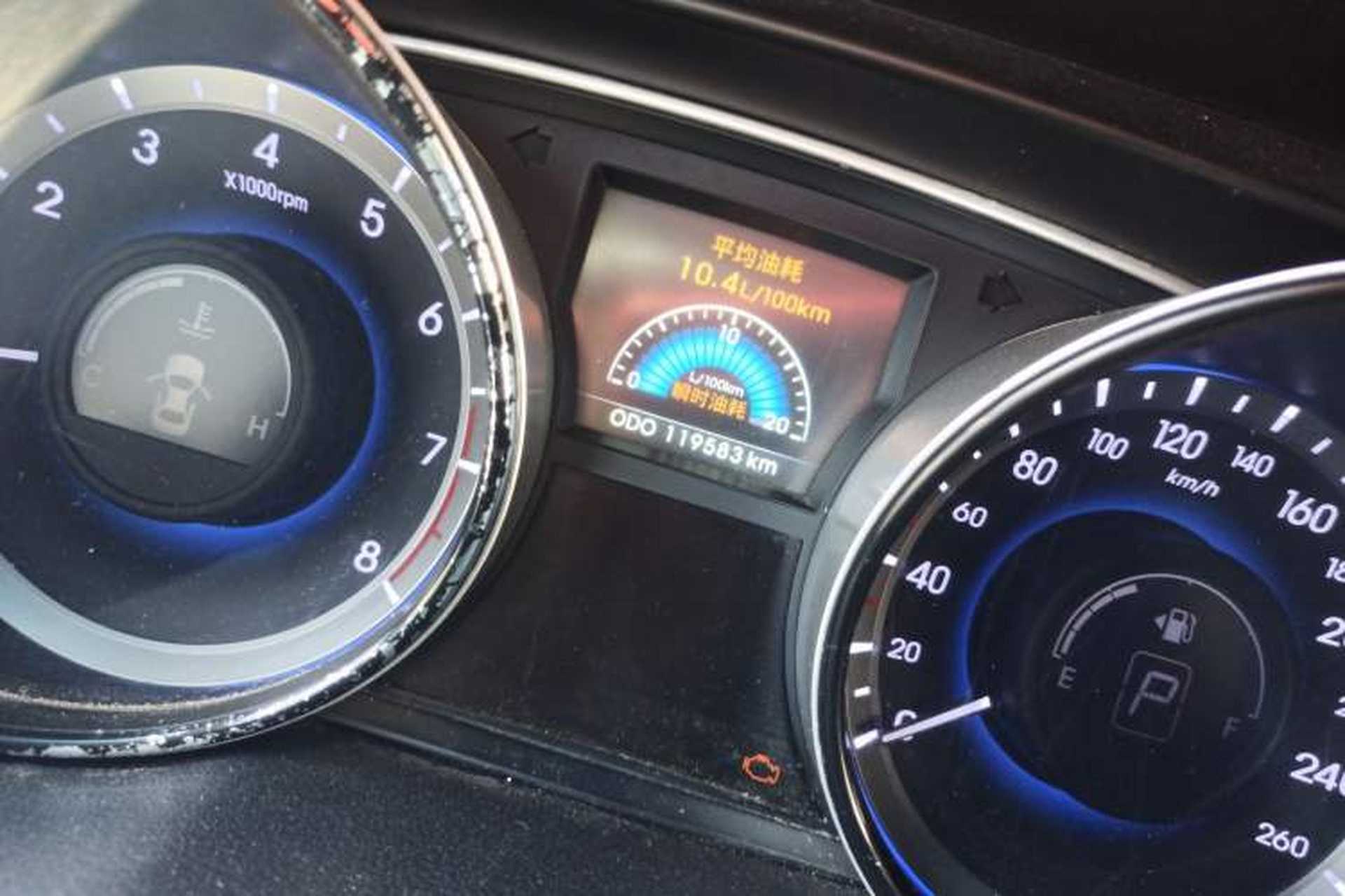 Used Hyundai Sonata 2011 2.0L Automatic Luxury Edition Odometer Close Up