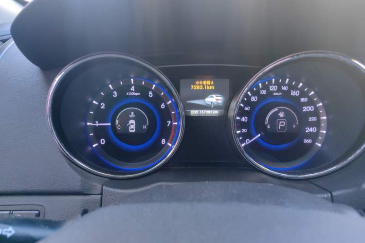 Used Hyundai Sonata 2011 2.0L Automatic Luxury Edition Odometer Close Up