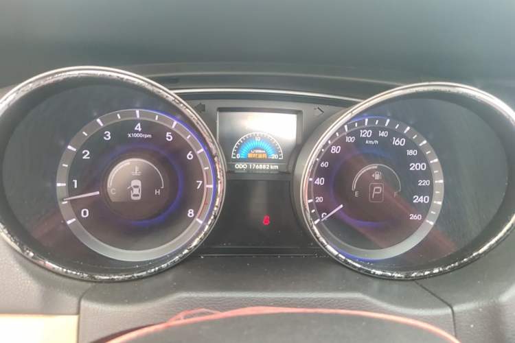 Used Hyundai Sonata 2011 2.0L Automatic Luxury Edition Odometer Close Up