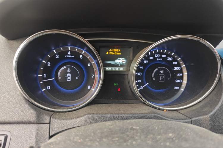Used Hyundai Sonata 2011 2.0L Automatic Prestige Edition Odometer Close Up