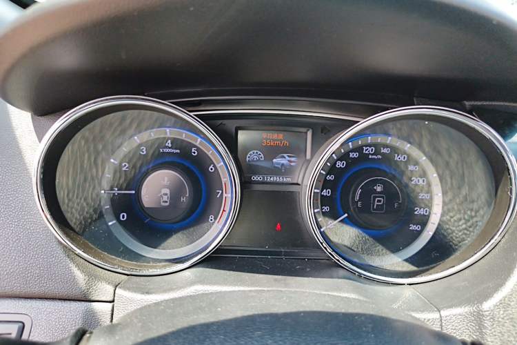 Used Hyundai Sonata 2011 2.0L Automatic Prestige Edition Odometer Close Up