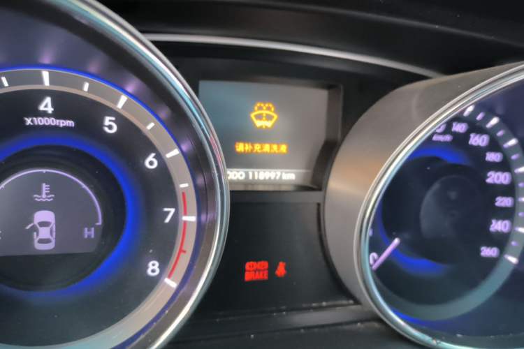 Used Hyundai Sonata 2011 2.0L Automatic Luxury Edition Odometer Close Up