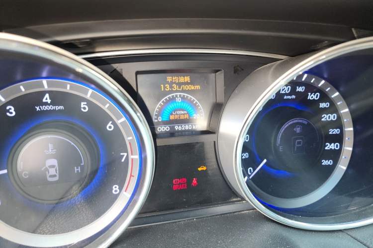 Used Hyundai Sonata 2011 2.0L Automatic Luxury Edition Odometer Close Up