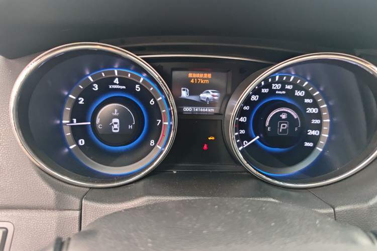 Used Hyundai Sonata 2011 2.0L Automatic Luxury Edition Odometer Close Up