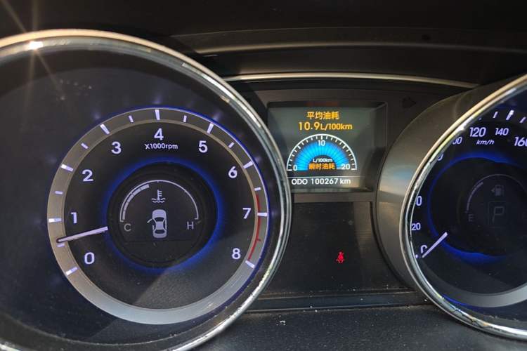 Used Hyundai Sonata 2011 2.0L Automatic Luxury Edition Odometer Close Up