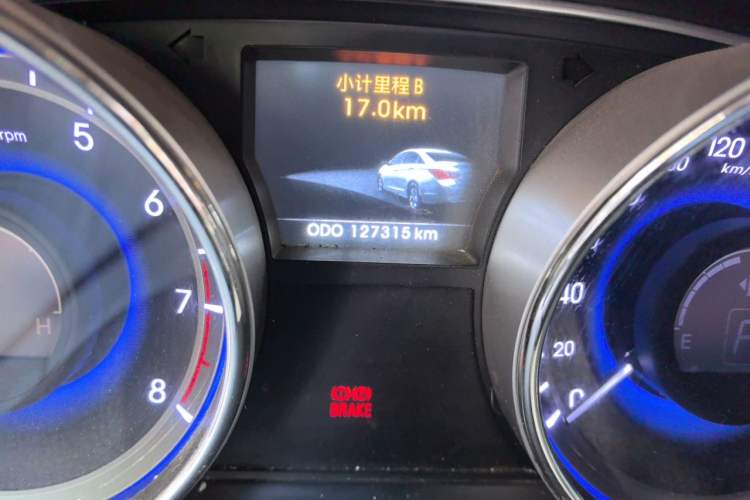 Used Hyundai Sonata 2011 2.0L Automatic Leading Edition Odometer Close Up