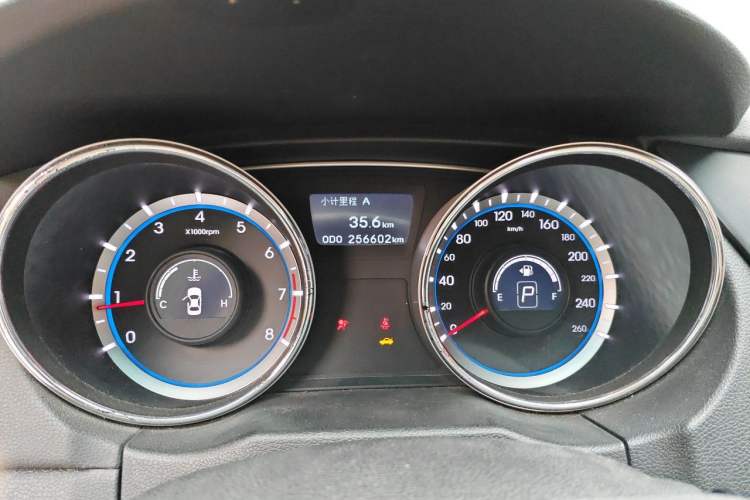 Used Hyundai Sonata 2011 2.0L Automatic Fashion Edition Odometer Close Up