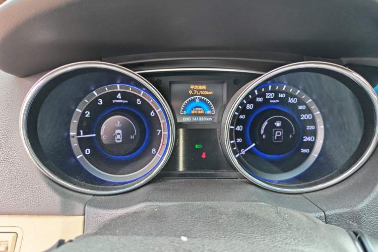 Used Hyundai Sonata 2011 2.0L Automatic Luxury Edition Odometer Close Up