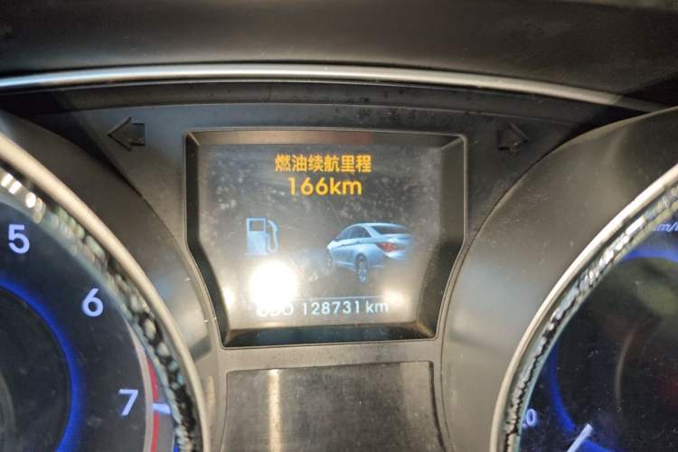 Used Hyundai Sonata 2011 2.0L Automatic Luxury Edition Odometer Close Up