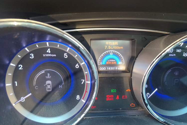 Used Hyundai Sonata 2011 2.0L Automatic Supreme Edition Odometer Close Up