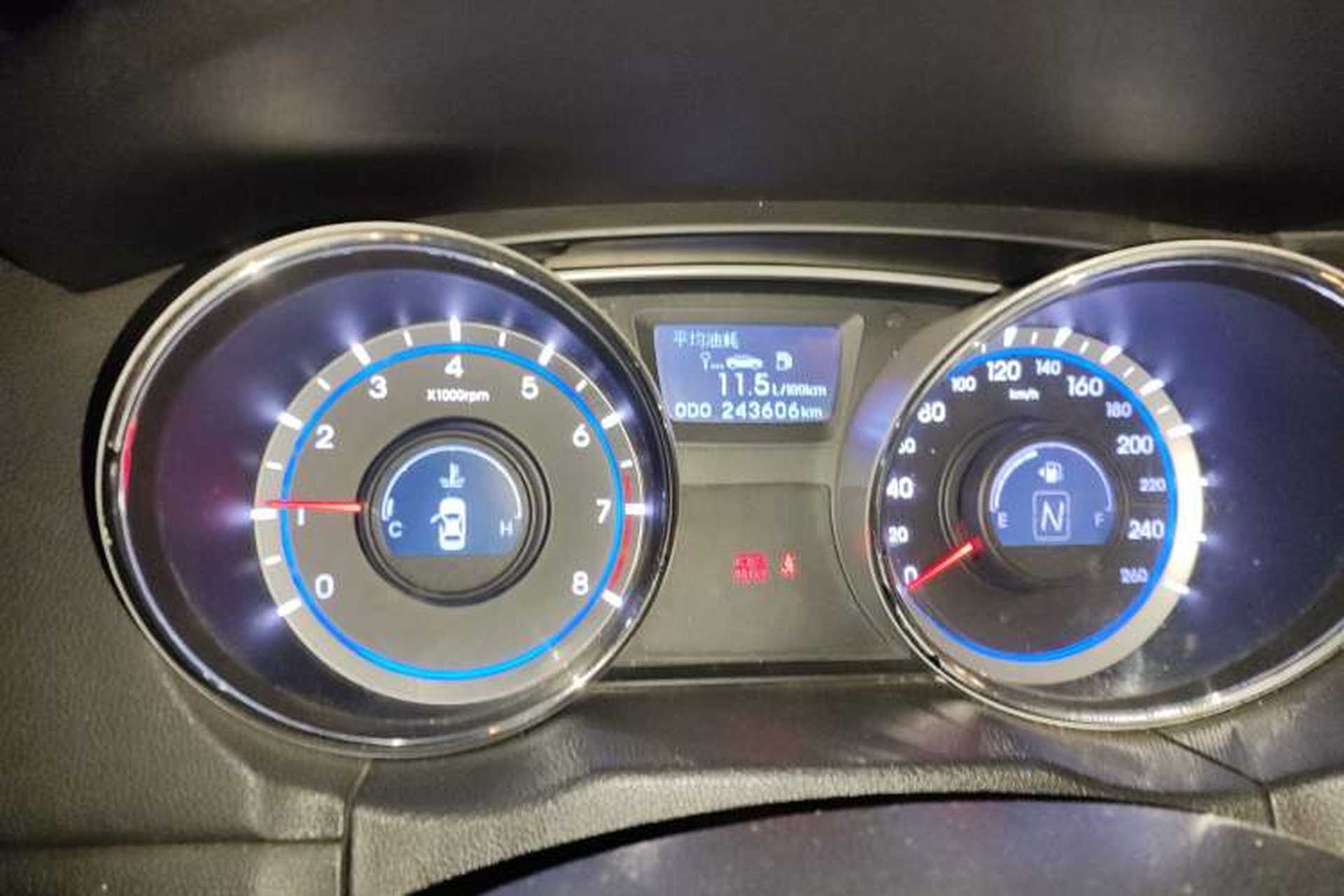 Used Hyundai Sonata 2011 2.0L Automatic Fashion Edition Odometer Close Up