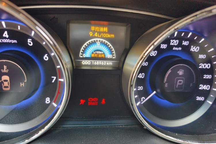 Used Hyundai Sonata 2011 2.0L Automatic Leading Edition Odometer Close Up