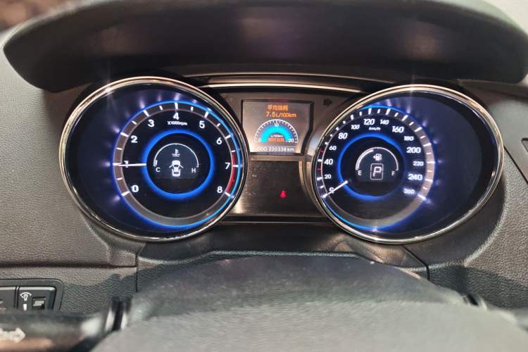Used Hyundai Sonata 2011 2.0L Automatic Leading Edition Odometer Close Up