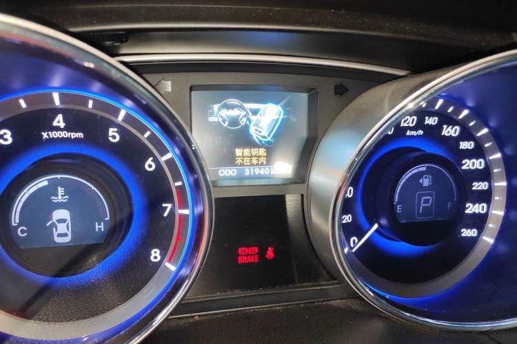 Used Hyundai Sonata 2011 2.0L Automatic Luxury Edition Odometer Close Up