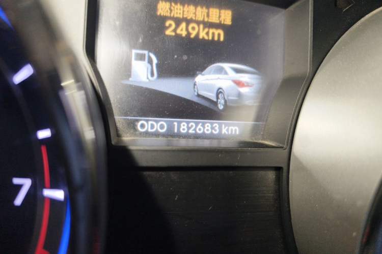 Used Hyundai Sonata 2011 2.0L Automatic Luxury Edition Odometer Close Up