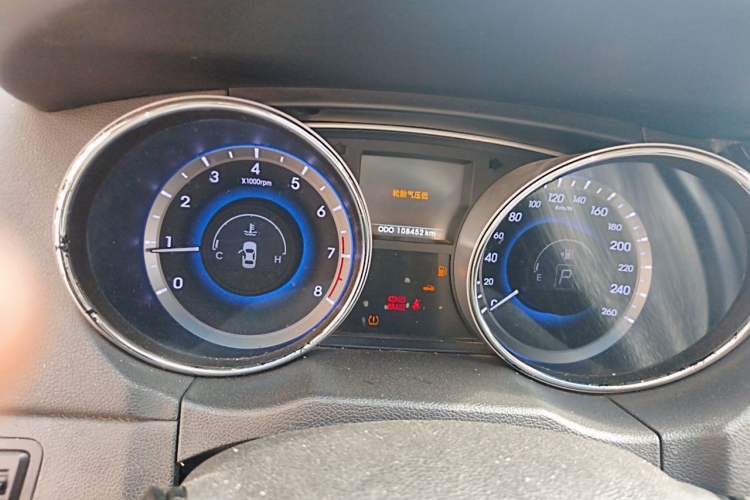 Used Hyundai Sonata 2011 2.0L Automatic Prestige Edition Odometer Close Up