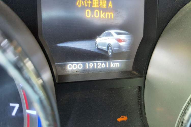 Used Hyundai Sonata 2011 2.0L Automatic Luxury Edition Odometer Close Up