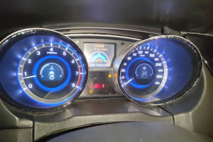Used Hyundai Sonata 2011 2.0L Automatic Leading Edition Odometer Close Up