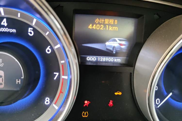 Used Hyundai Sonata 2011 2.0L Automatic Leading Edition Odometer Close Up