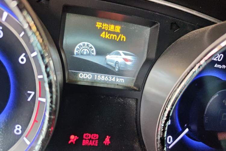 Used Hyundai Sonata 2011 2.0L Automatic Leading Edition Odometer Close Up