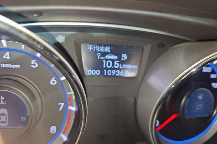 Used Hyundai Sonata 2011 2.0L Automatic Fashion Edition Odometer Close Up