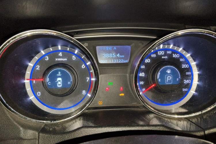 Used Hyundai Sonata 2011 2.0L Automatic Fashion Edition Odometer Close Up