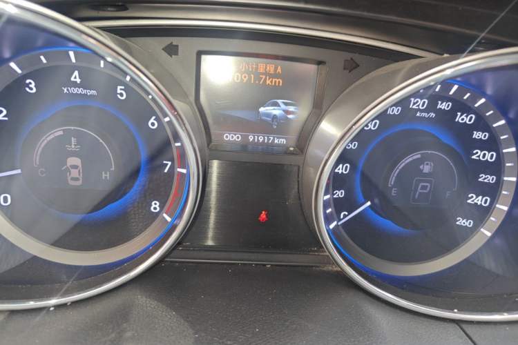 Used Hyundai Sonata 2011 2.0L Automatic Leading Edition Odometer Close Up
