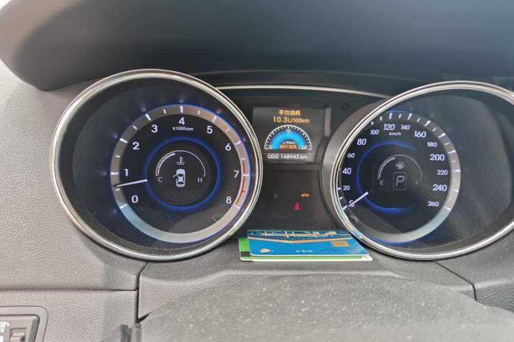 Used Hyundai Sonata 2011 2.0L Automatic Luxury Edition Odometer Close Up