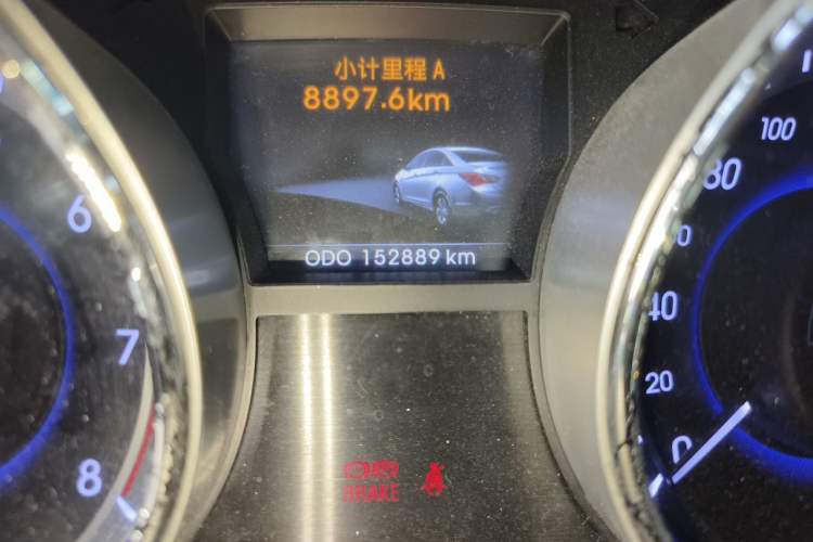 Used Hyundai Sonata 2011 2.0L Automatic Luxury Edition Odometer Close Up