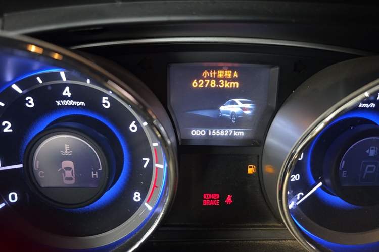 Used Hyundai Sonata 2011 2.0L Automatic Leading Edition Odometer Close Up