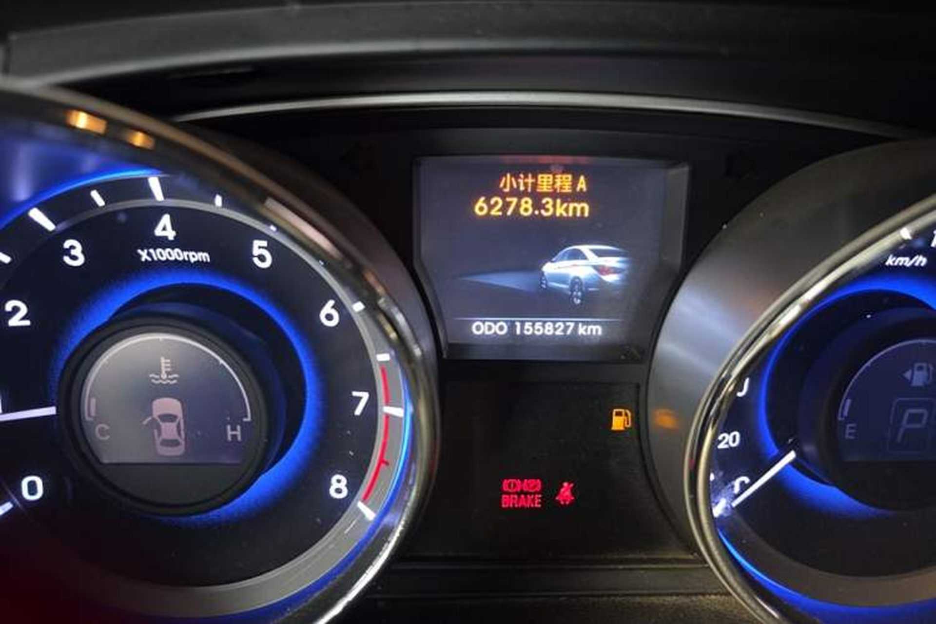 Used Hyundai Sonata 2011 2.0L Automatic Leading Edition Odometer Close Up