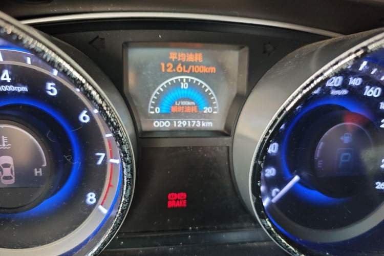 Used Hyundai Sonata 2011 2.0L Automatic Luxury Edition Odometer Close Up
