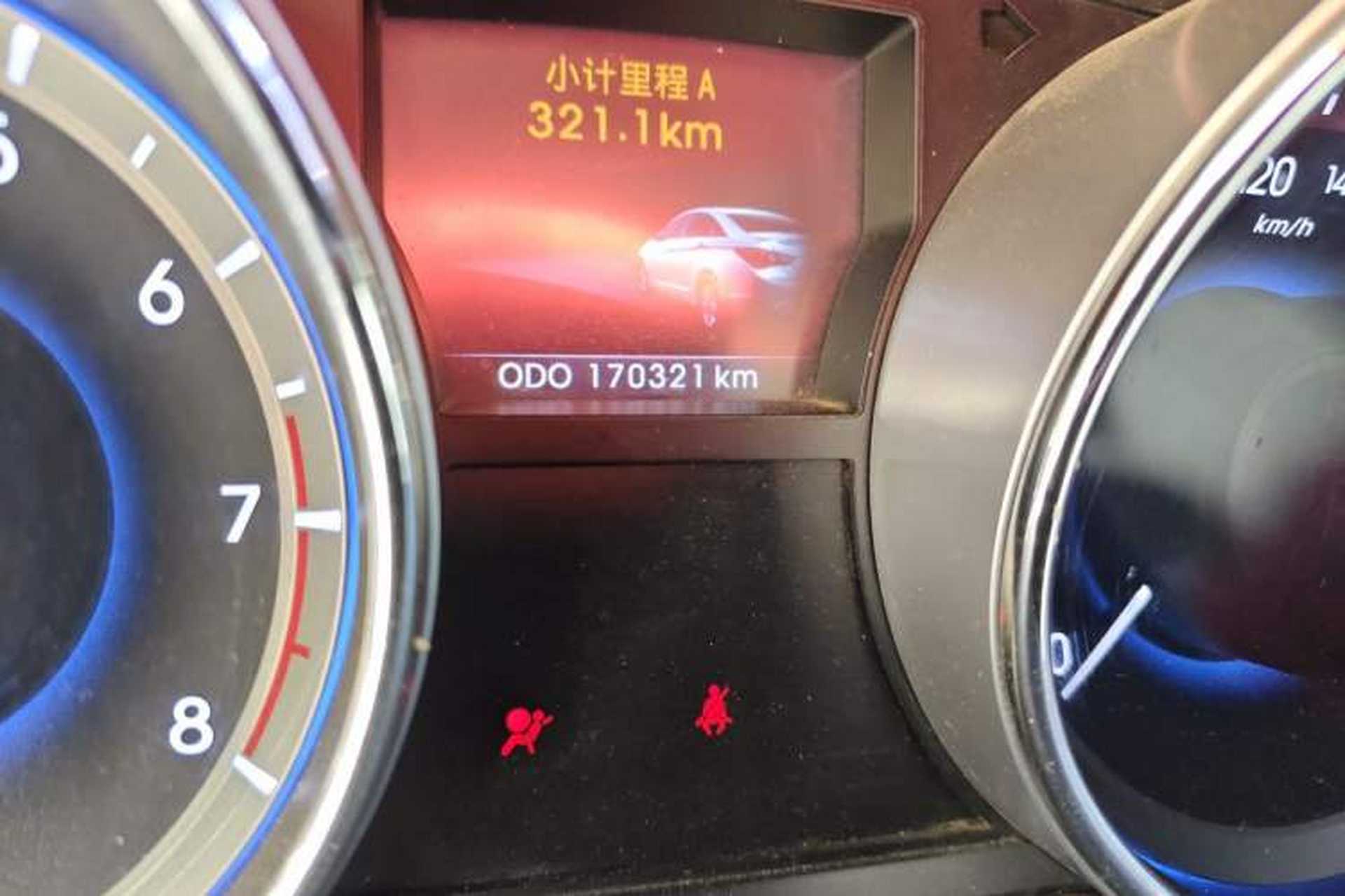 Used Hyundai Sonata 2011 2.0L Automatic Luxury Edition Odometer Close Up