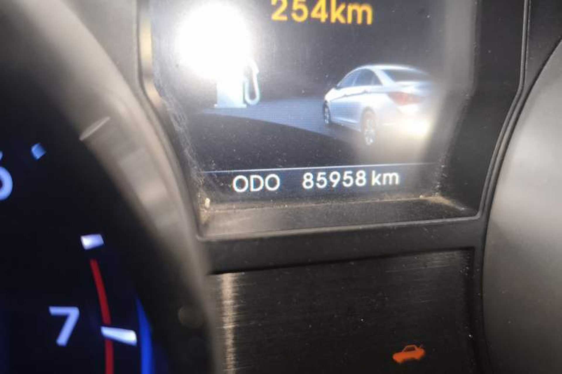 Used Hyundai Sonata 2011 2.0L Automatic Luxury Edition Odometer Close Up