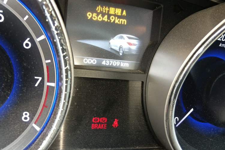 Used Hyundai Sonata 2011 2.0L Automatic Luxury Edition Odometer Close Up