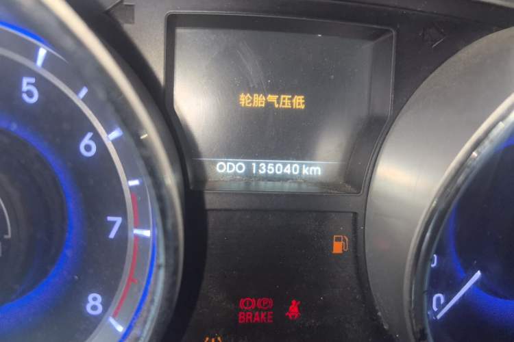 Used Hyundai Sonata 2011 2.0L Automatic Prestige Edition Odometer Close Up