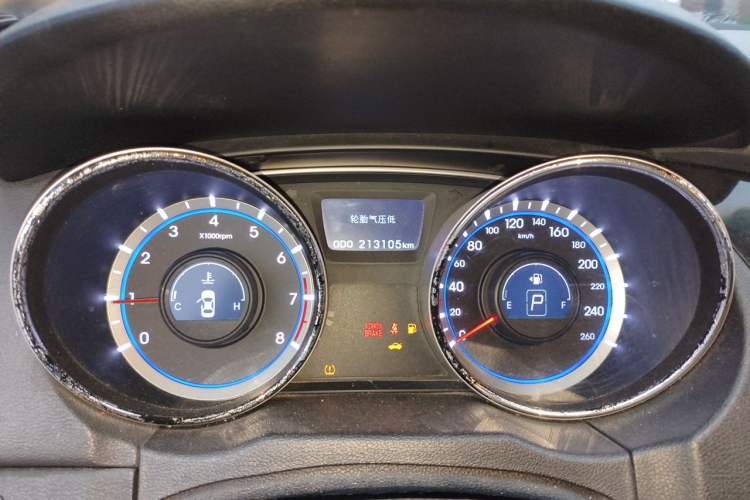 Used Hyundai Sonata 2011 2.0L Automatic Fashion Edition Odometer Close Up