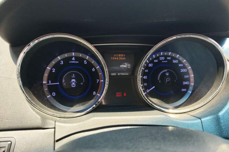 Used Hyundai Sonata 2011 2.0L Automatic Leading Edition Odometer Close Up