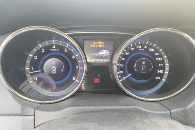 Used Hyundai Sonata 2011 2.0L Automatic Leading Edition Odometer Close Up